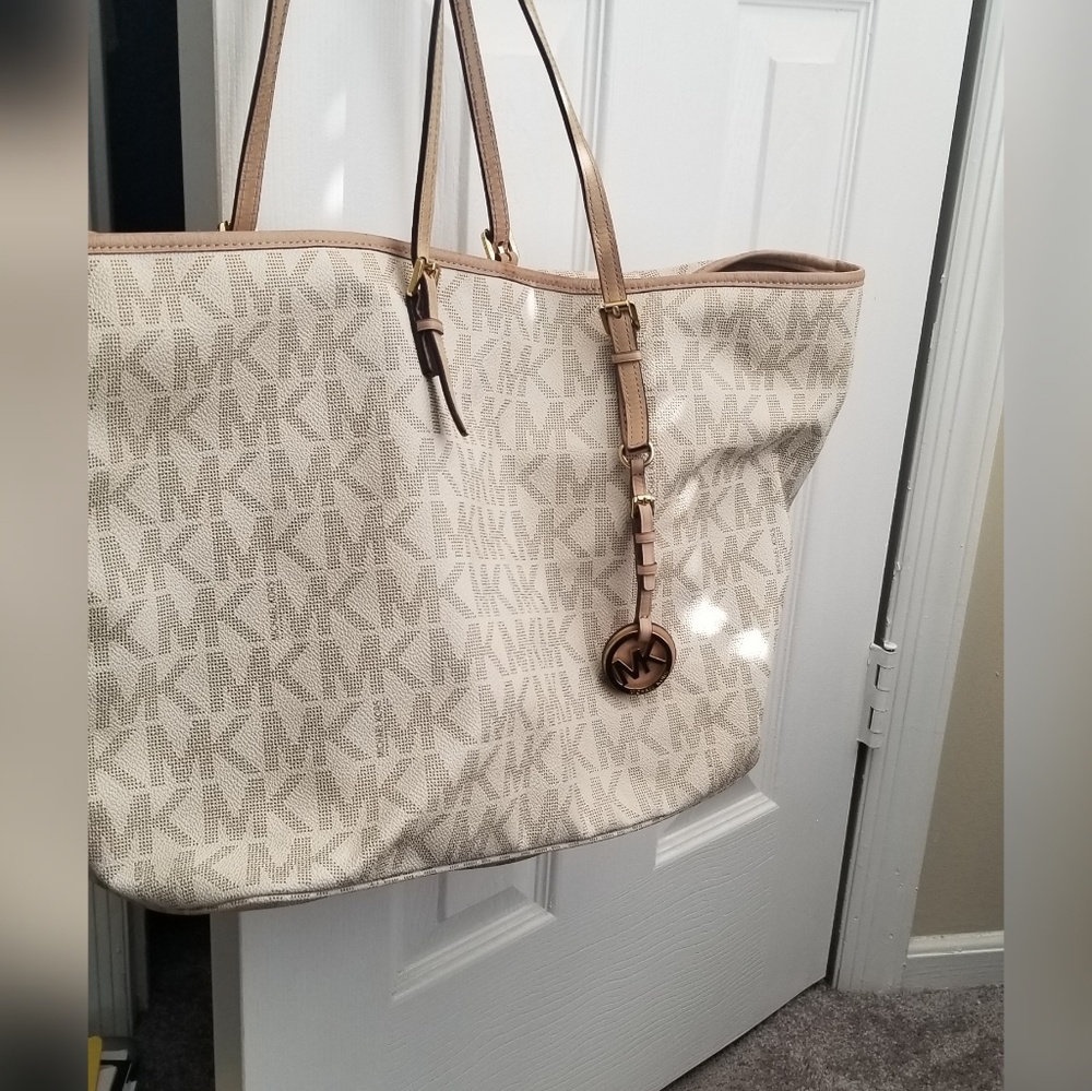 Michael Kors Jet Set Tote (Large)